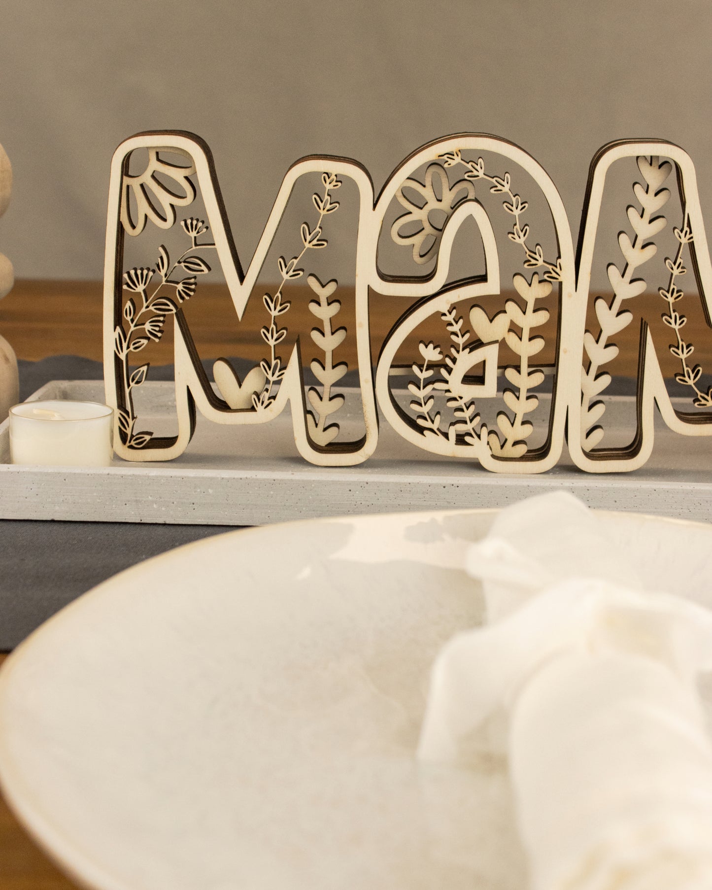 Schriftzug "Mama" - 3D Optik mit floralen Akzenten