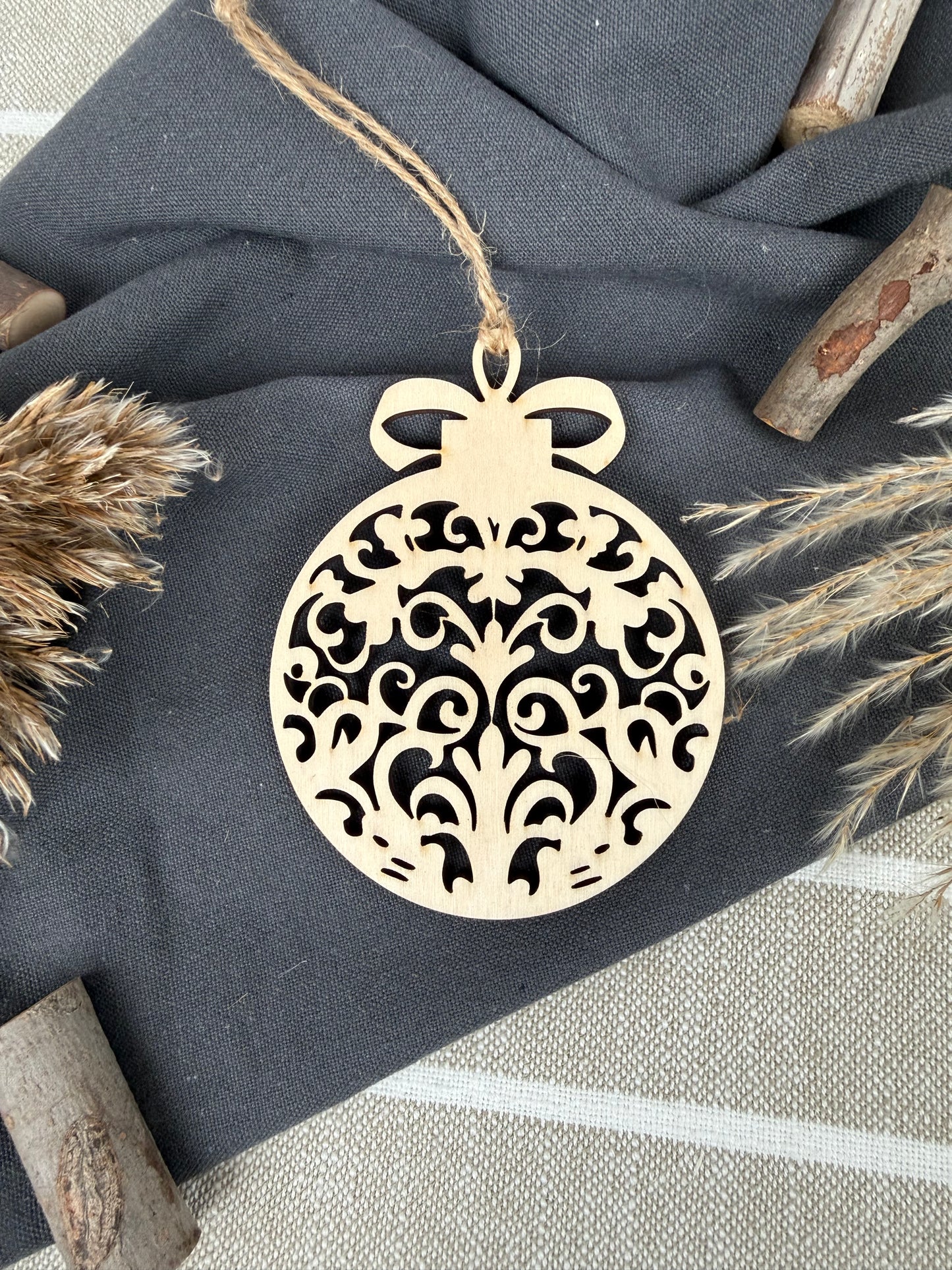 Christbaumkugel aus Holz mit Muster