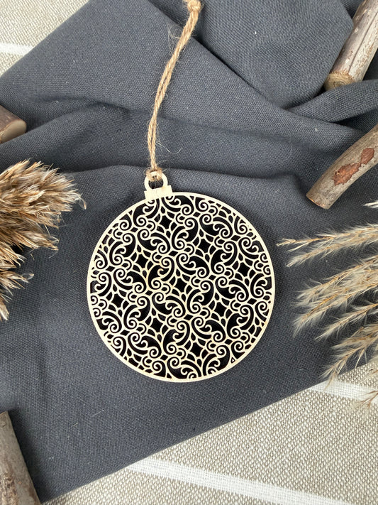 Christbaumkugel aus Holz mit Muster