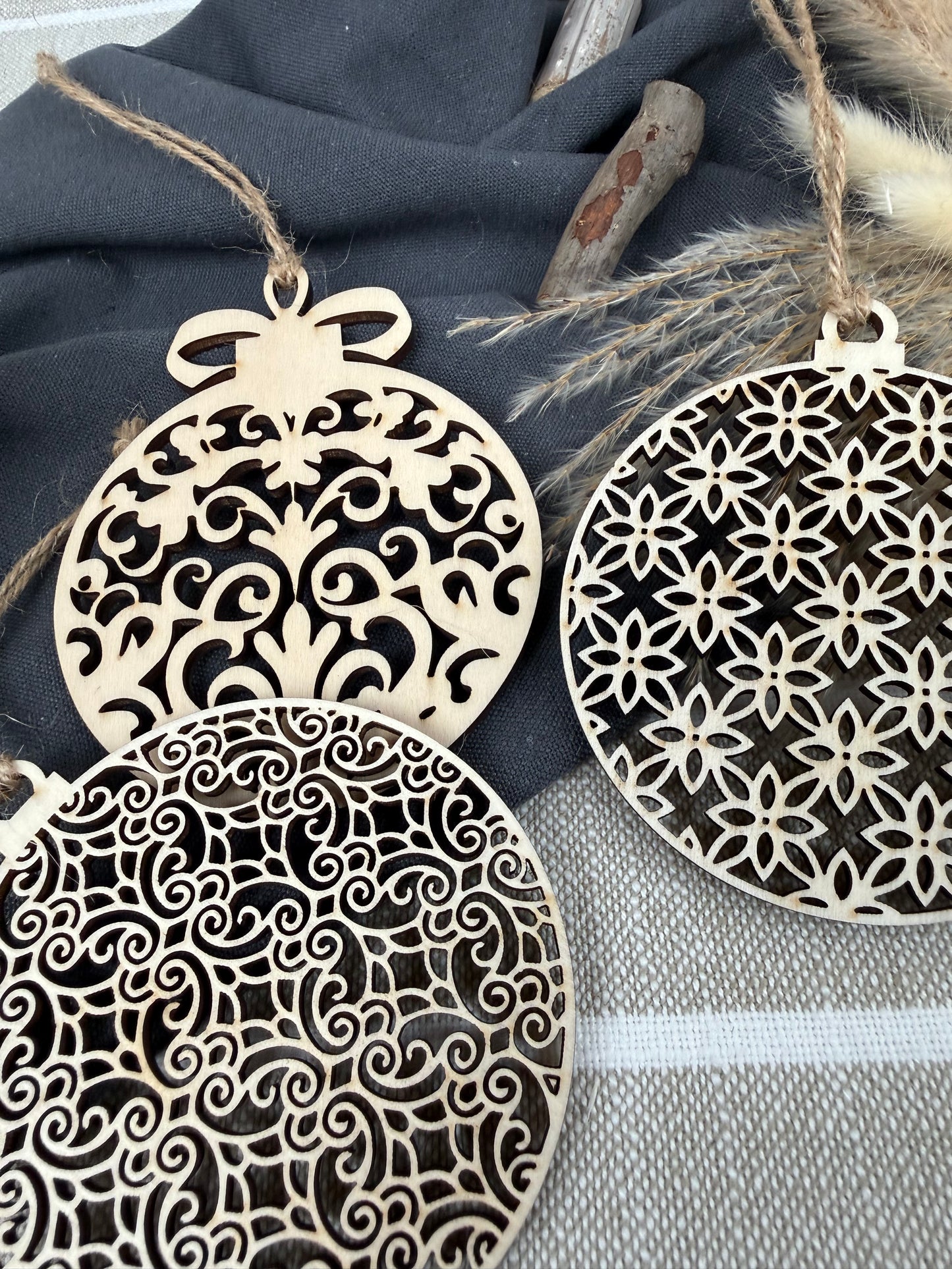 Christbaumkugel aus Holz mit Muster