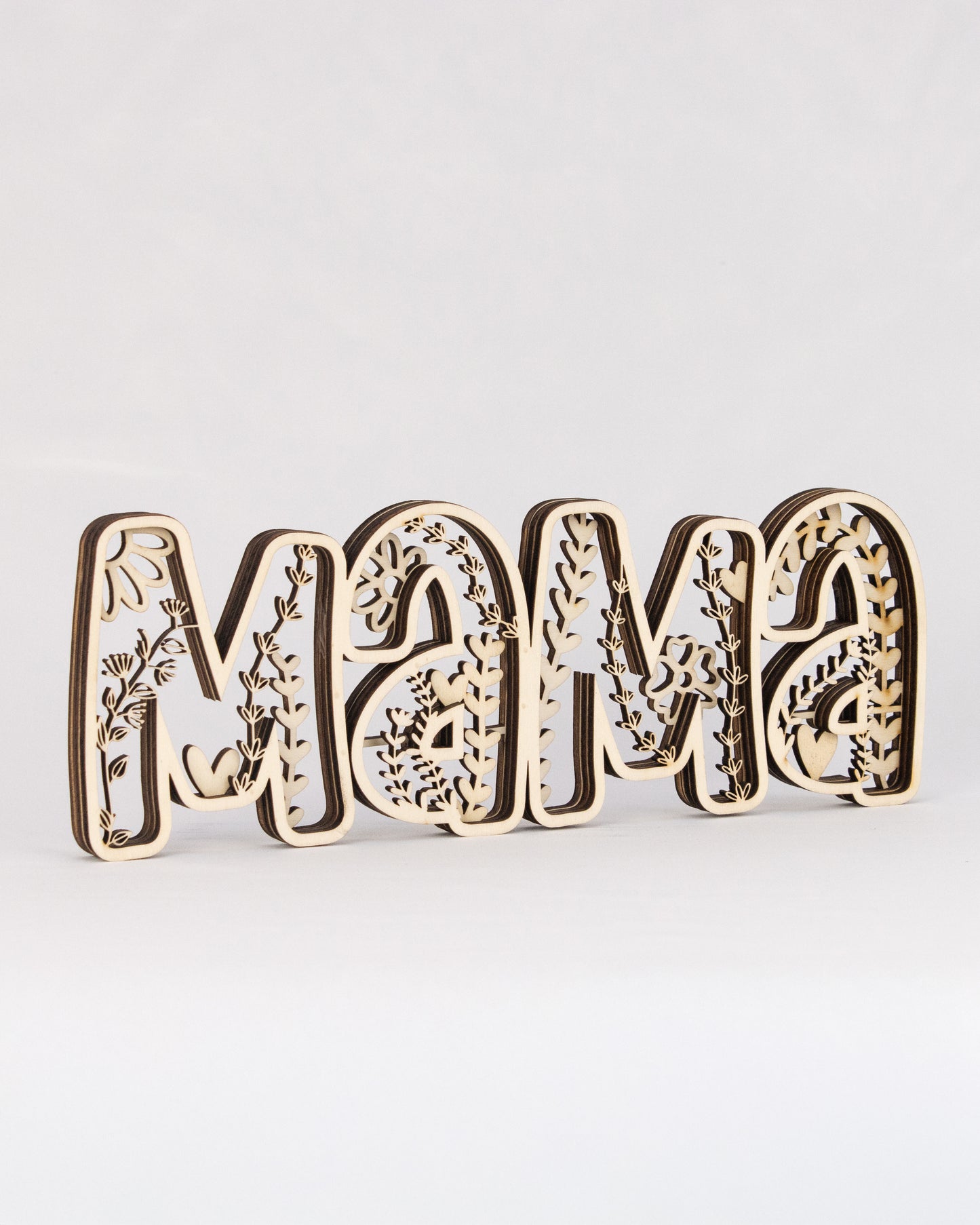 Schriftzug "Mama" - 3D Optik mit floralen Akzenten