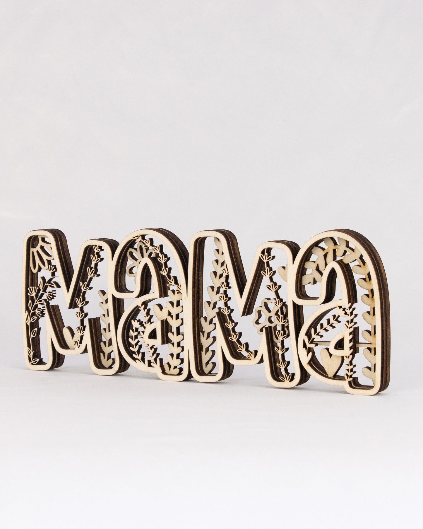 Schriftzug "Mama" - 3D Optik mit floralen Akzenten