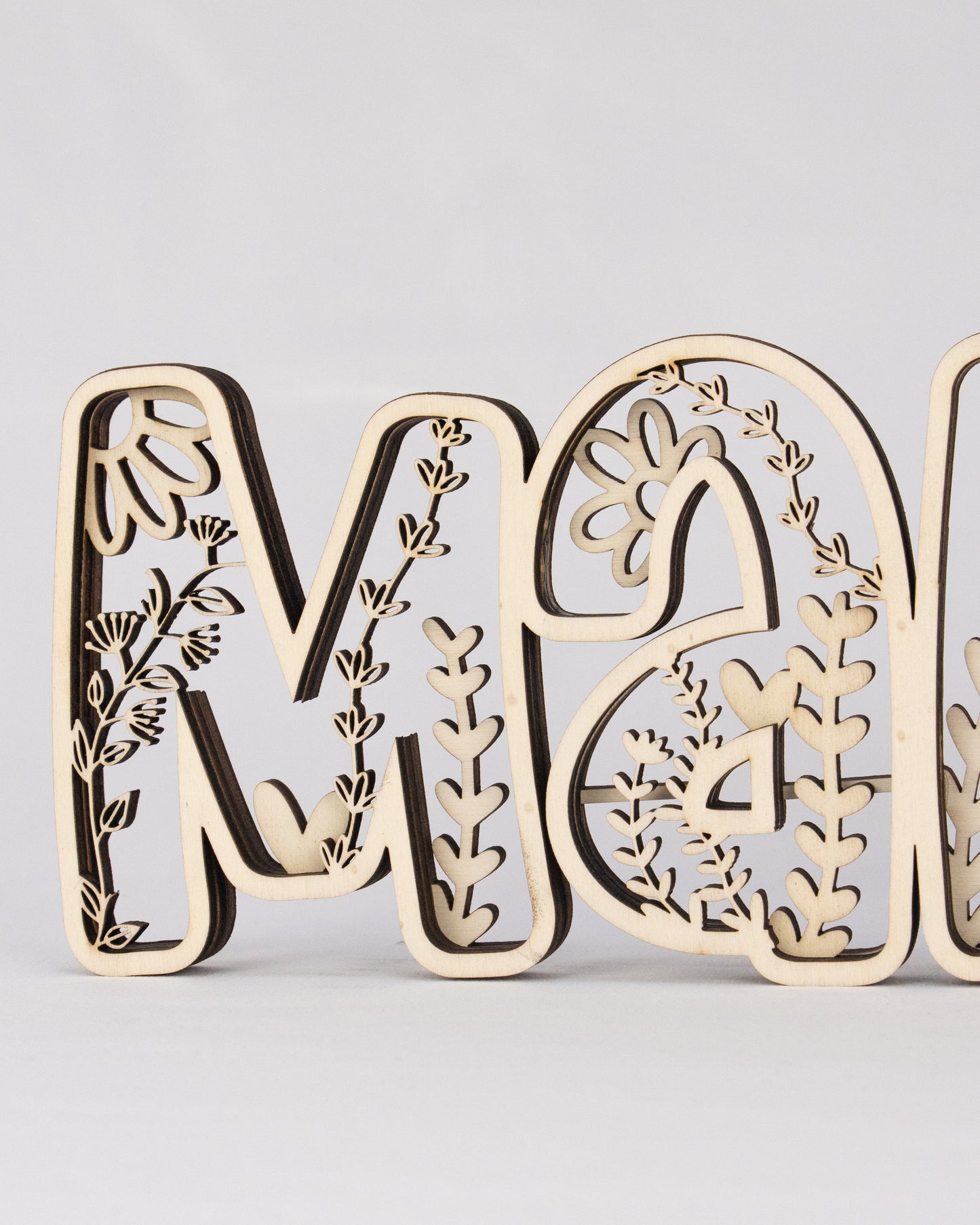 Schriftzug "Mama" - 3D Optik mit floralen Akzenten