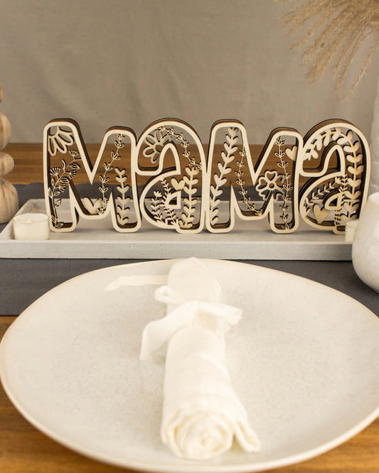 Schriftzug "Mama" - 3D Optik mit floralen Akzenten